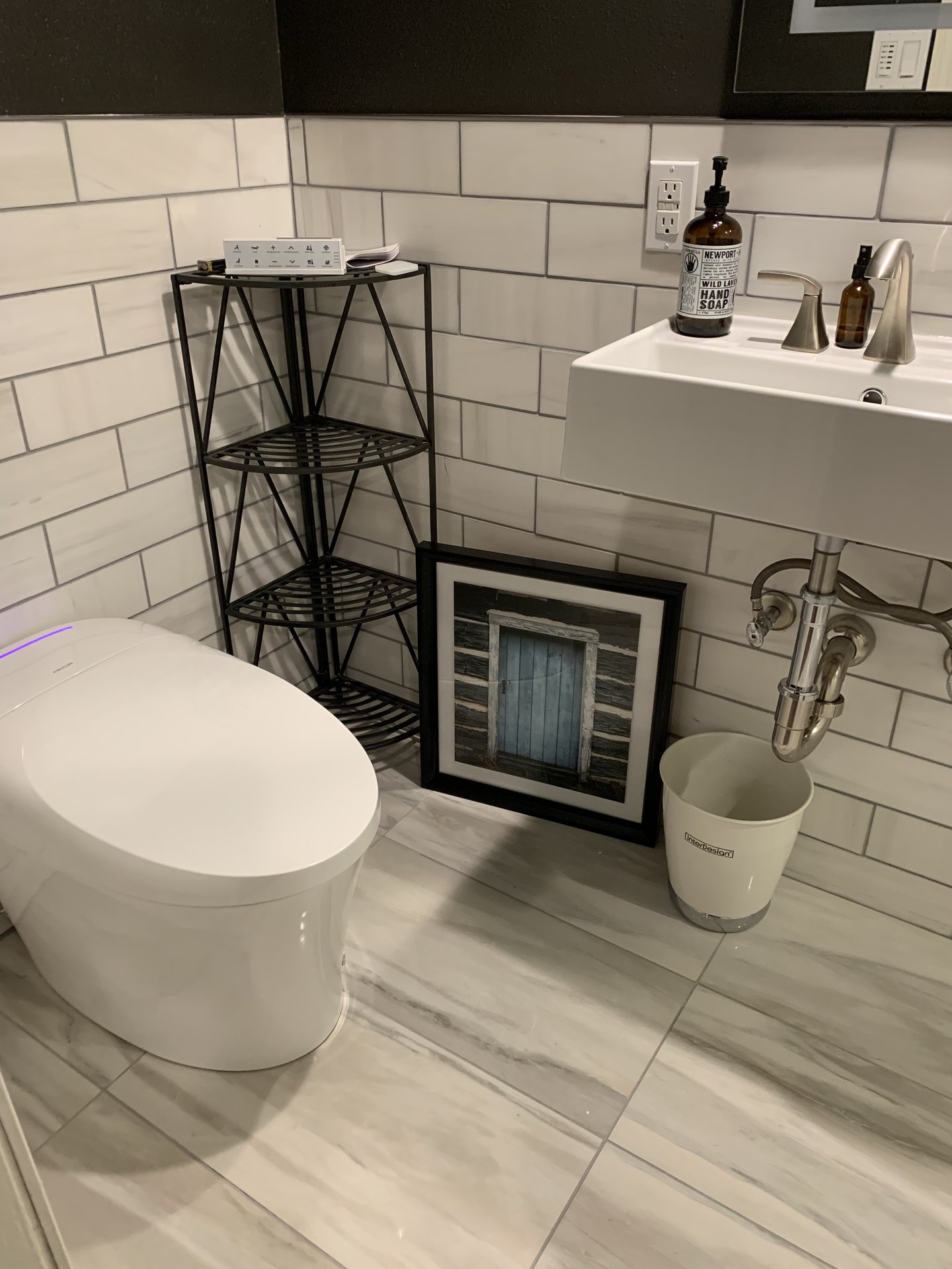 Dark Accent Wall Bathroom - Photo 13