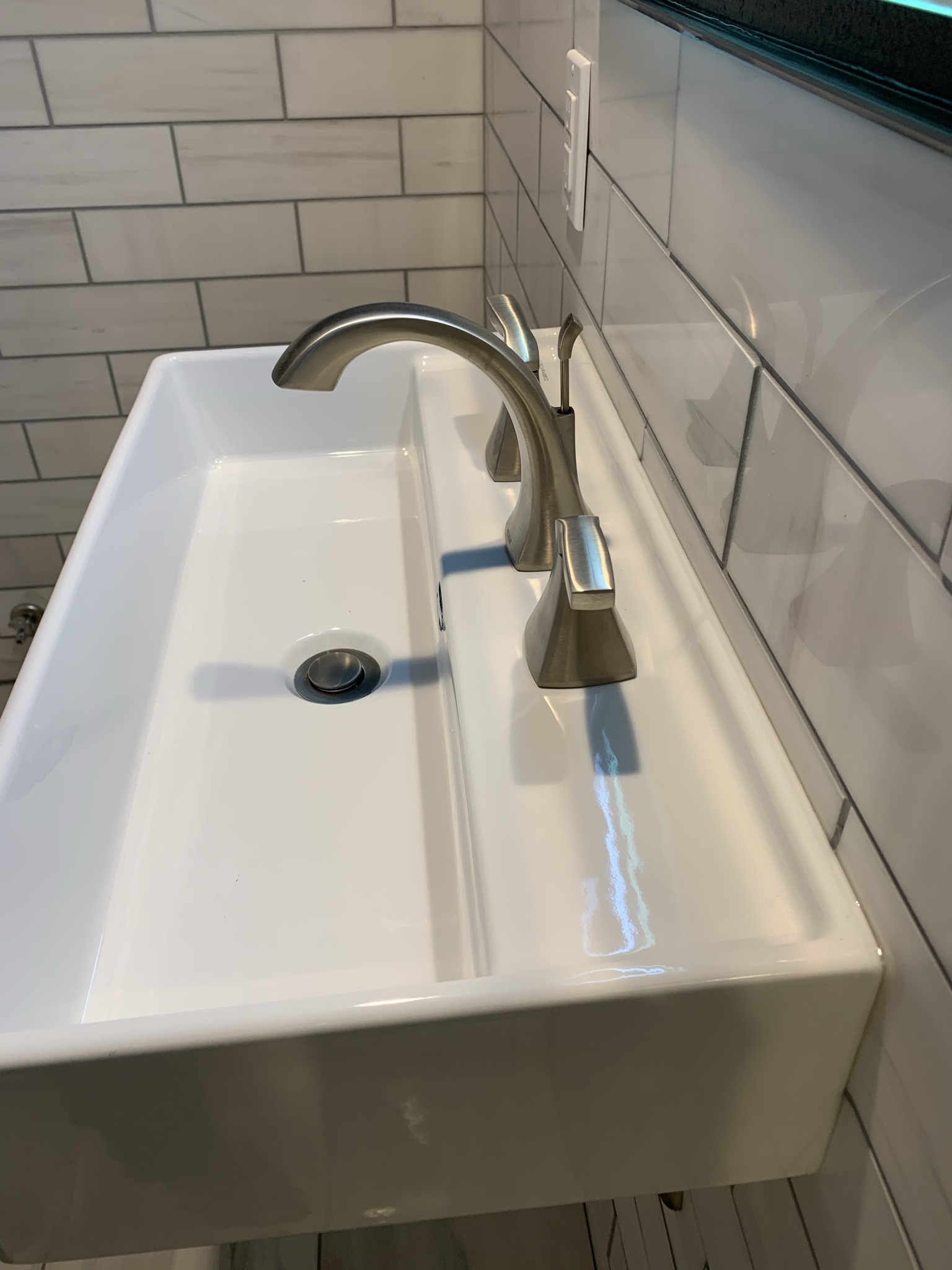 Dark Accent Wall Bathroom - Photo 3