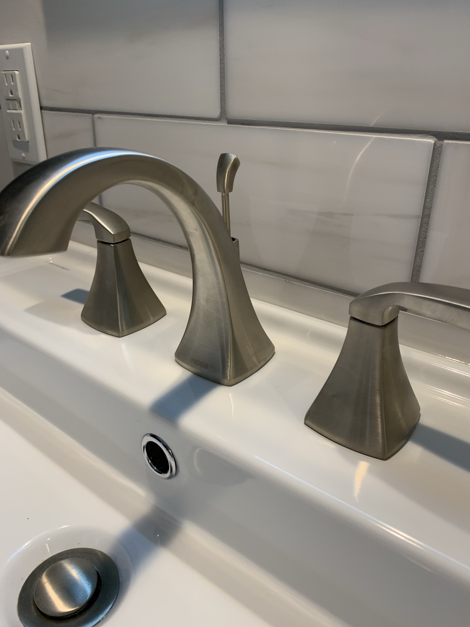 Dark Accent Wall Bathroom - Photo 4