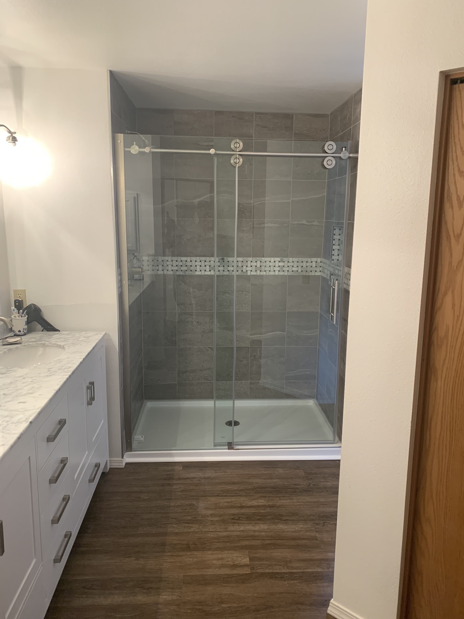 Gray Tile Shower with Basketweave Niche - Photo 4