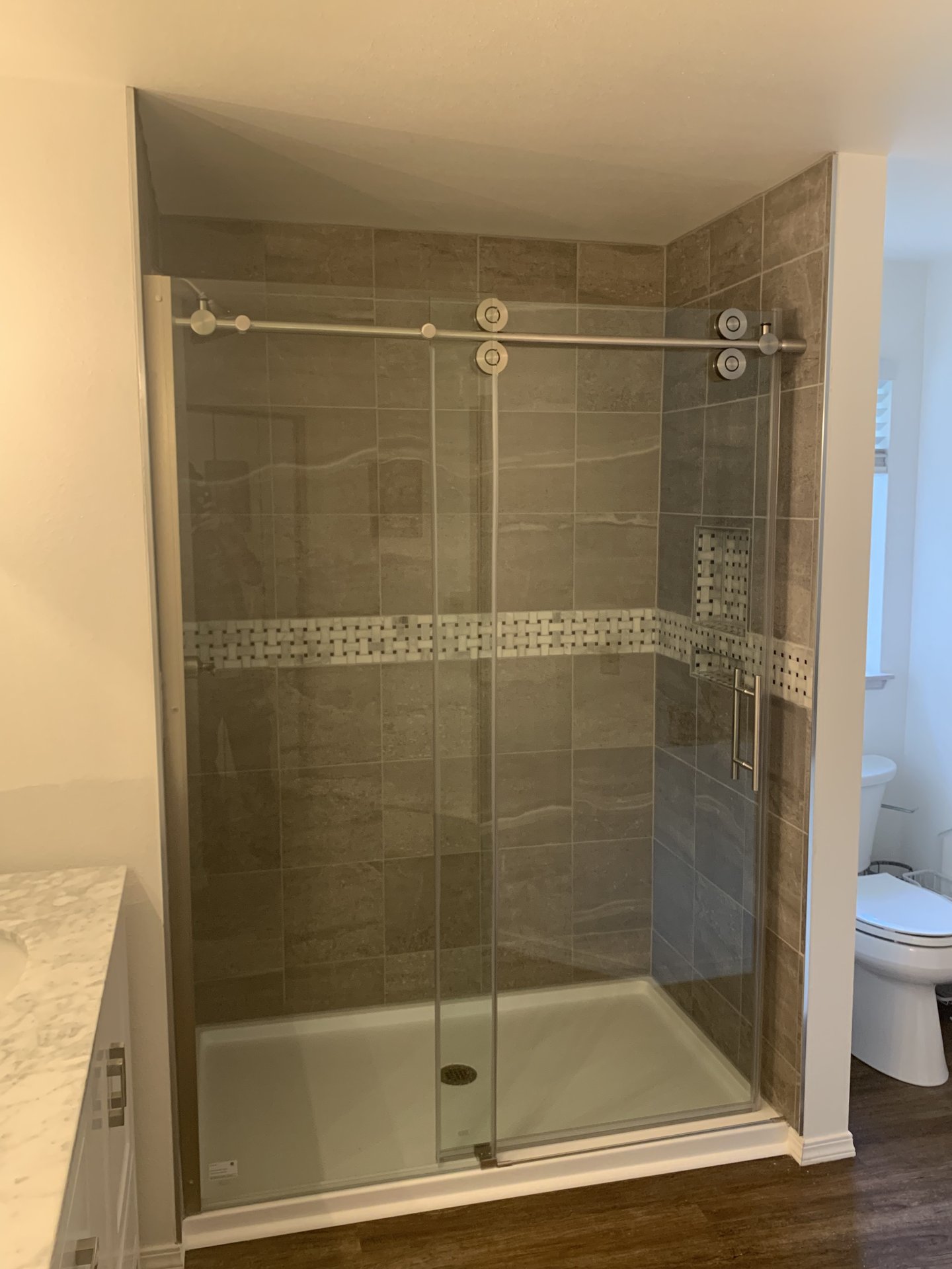 Gray Tile Shower with Basketweave Niche - Photo 5