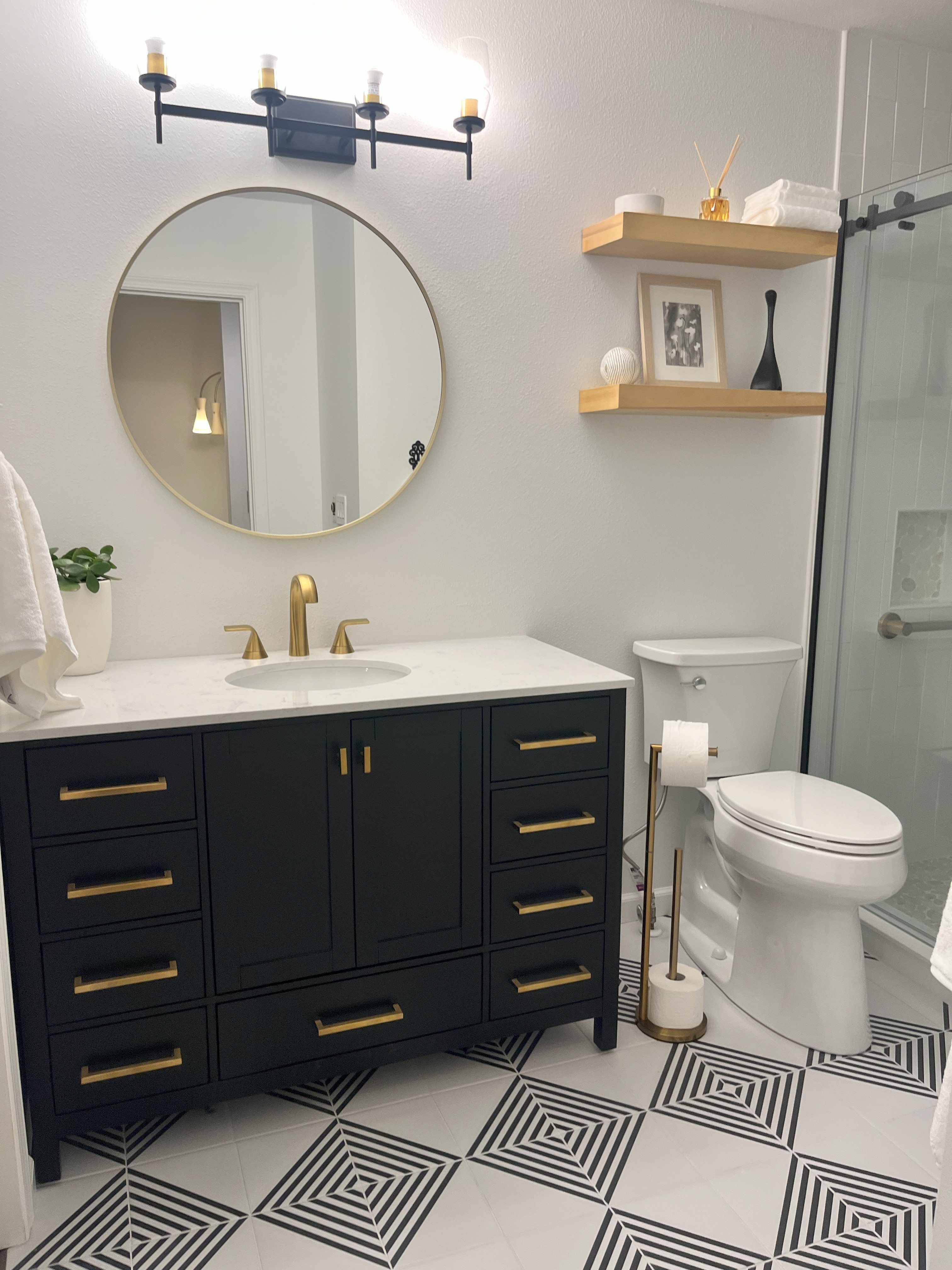 Herringbone Accent Bathroom - Photo 4